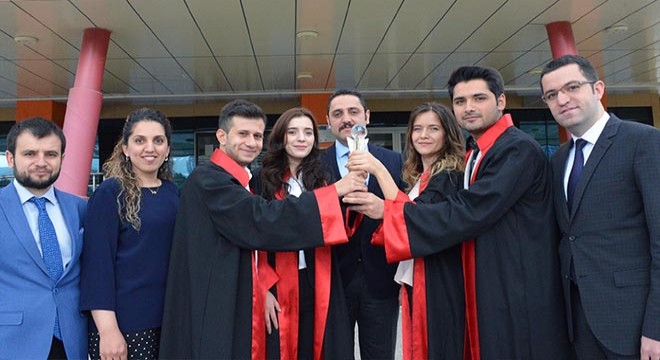 Yarışmada birinci olan hukuk öğrencilerine iş teklifi yağdı