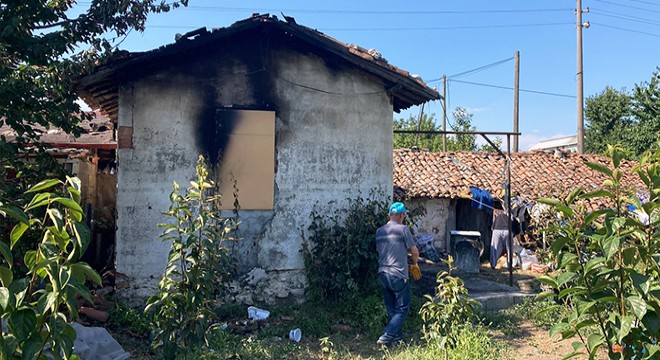 Yaşlı kadının evi yandı