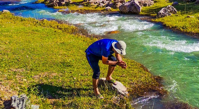 Yaylada buluşup, mağara keşfediyorlar