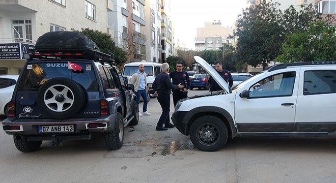 Yol kesişiminde otomobiller çarpıştı; 1 yaralı