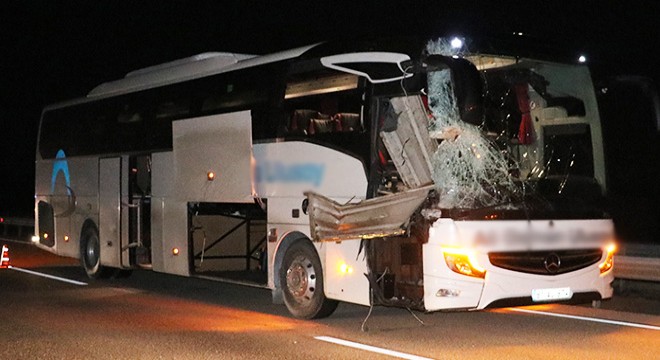 Yolcu otobüsü, TIR'a çarptı: 4 yaralı