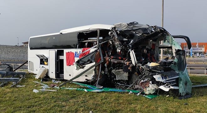 Yolcu otobüsü, bariyer ve tabelaya çarptı: 4'ü ağır, 13 yaralı