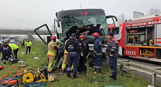 Yolcu otobüsü bariyerlere çarptı: 17 yaralı