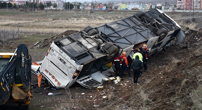 Yolcu otobüsü devrildi; 2 ölü, 23 yaralı