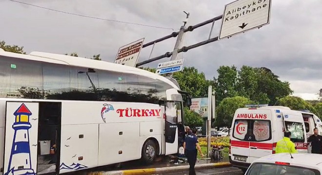 Yolcu otobüsü otomobile çarptı: 30 yaralı
