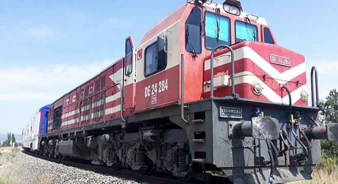 Yolcu treninin çarptığı otomobildeki baba- oğul yaralandı