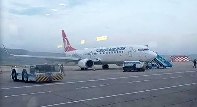 Yolcu uçağının inişte kanadına kuş çarptı
