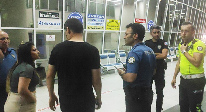 Yolcular, şoför ve muavinle tartıştı