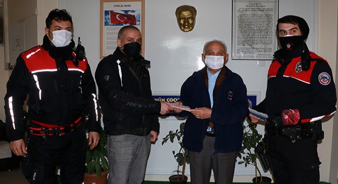 Yolda bulduğu 15 bin lirayı sahibine teslim etti