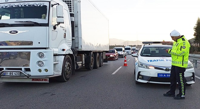 Yolda otomobilin çarptığı yaşlı kadın öldü