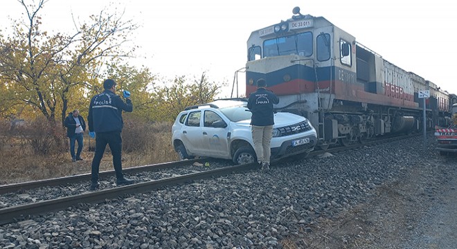 Yük treninin çarptığı otomobildeki 2 kişi yaralandı