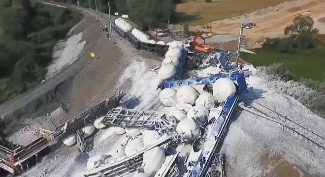 Yük treninin raydan çıkıp devrildiği anlar kamerada