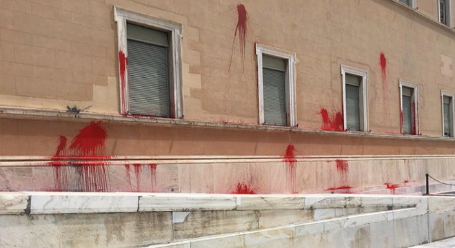 Yunan Parlamento binasına ‘kırmızı boyalı' saldırı