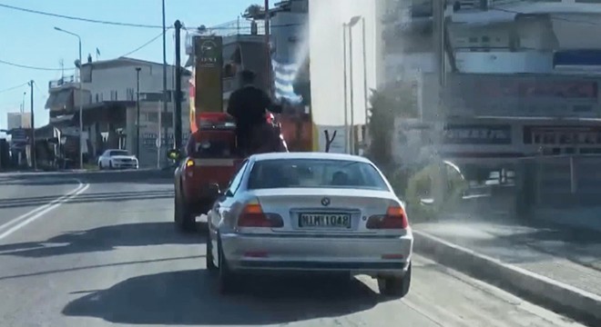 Yunanistan'da papaz köyü kamyonetle kutsadı