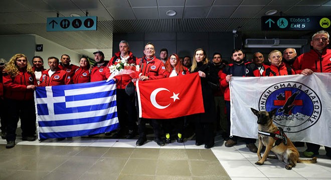Yunanistan ekibi ülkesine alkışlarla döndü