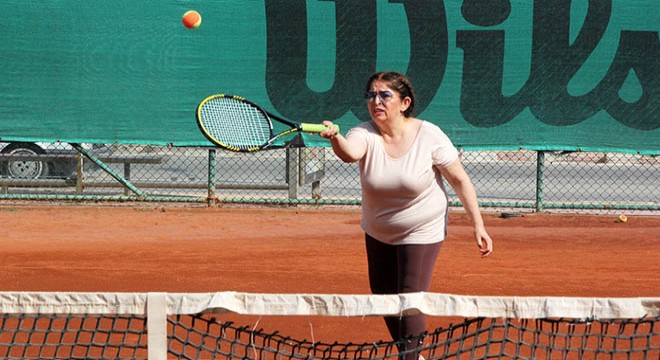 Yürümekte güçlük çekerken ameliyat sonrası tenise başladı