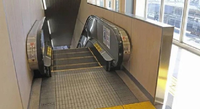 Yürüyen merdivende feci ölüm: Ceketi sıkıştı
