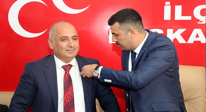 Yusuf Üras MHP rozetini taktı