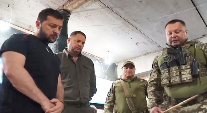 Zelenski’den cephe hattına ziyaret