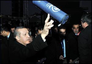 Kadınlardan Başbakan'a; 'Erkekler arkadan dürtüyor ya...'