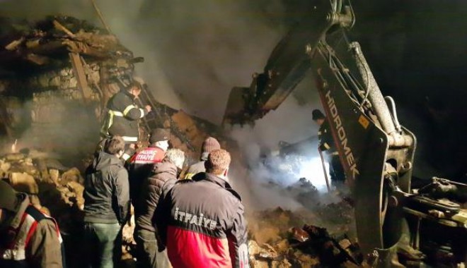 Isparta'da yanan ev çöktü: 1 ölü