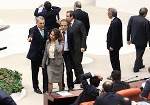 AKP'li vekil kürsüye yürüdü