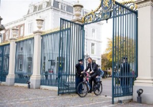 Başbakan Saray'a bisikletle gitti