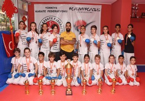Akrepler Antalya'ya yılın kupasını getirdi