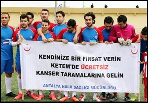 Kansere dikkat çekmek için sahaya 4 dilde pankartla çıktılar