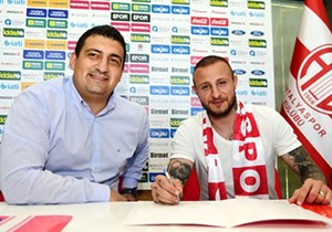 Antalyaspor, Aydın Karabulut'la 2 yıllık sözleşme imzaladı