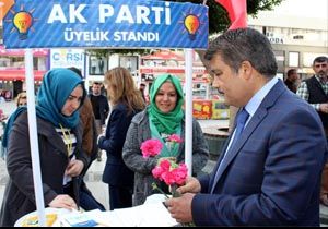 Çelik'ten CHP ve AK Parti'ye karanfil