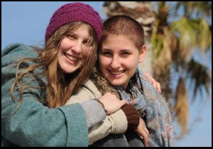 Kırmızı fularlı kız'ın annesi ve kız kardeşine gözaltı