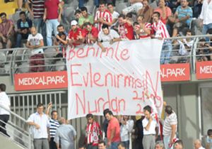 Antalyaspor maçında evlilik teklifi