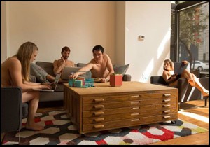 Bir ay boyunca çırılçıplak işe geldiler