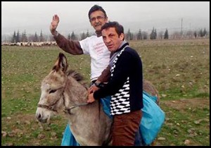 Eşek sırtında organ bağışını anlatıyor