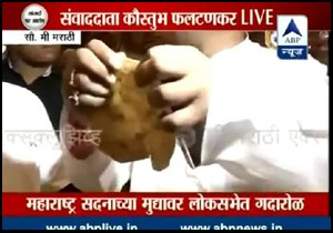 Hintli milletvekili bir müslümanın orucunu zorla bozmaya çalıştı