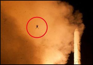 Roketle birlikte fırladı