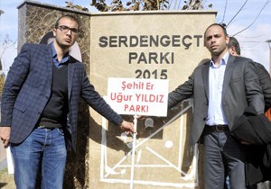 CHP'liler parkın tabelasını değiştirdi