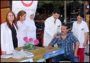 Sağlık çalışanları sigaranın zararlarını anlattı