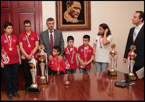 Geleceğin Kasparov'ları Vali Bektaş'a çıktı
