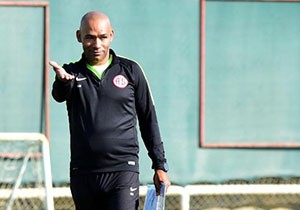 Antalyaspor teknik direktörü Morais, yönetimden transfer istedi