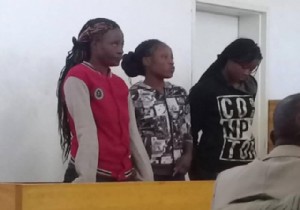 3 kadın papaza zorla sahip oldular