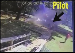 Düşen uçaktan sadece elindeki çizikle kurtuldu