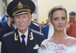 60 yaş küçük öğrencisiyle evlendi