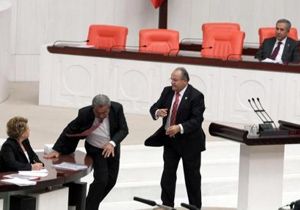 Kamer Genç kürsüden itilerek uzaklaştırıldı