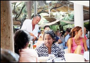 Cem Uzan'ın keyfi yerinde