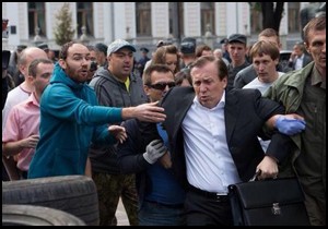 Ukrayna'da milletvekili çöpe atıldı