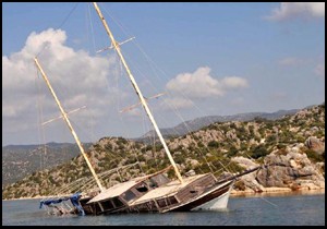 Turistik yat çürümeye terk edildi