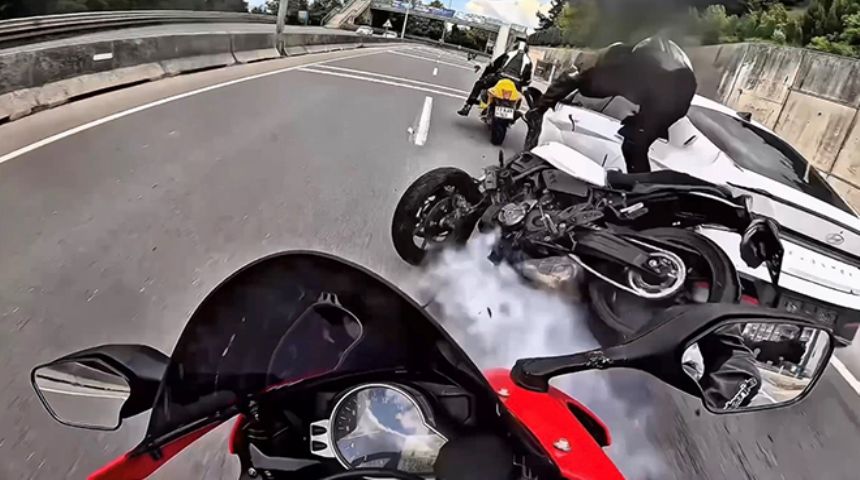 3 motosiklet ve otomobilin karıştığı kaza kask kamerasında